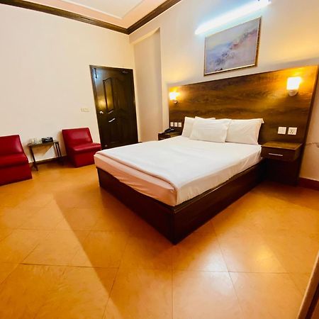Fiesta Inn Hotel & Resorts Мултан Экстерьер фото
