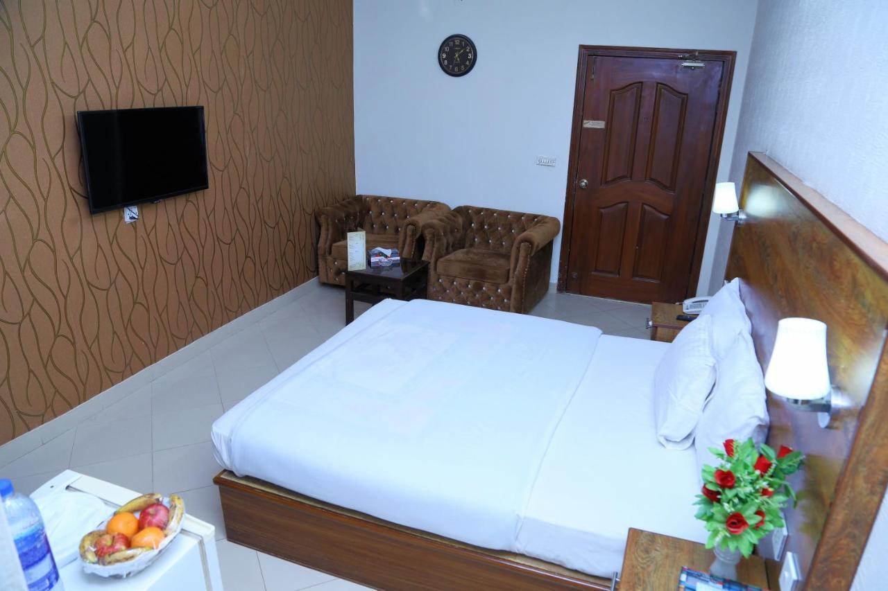 Fiesta Inn Hotel & Resorts Мултан Экстерьер фото