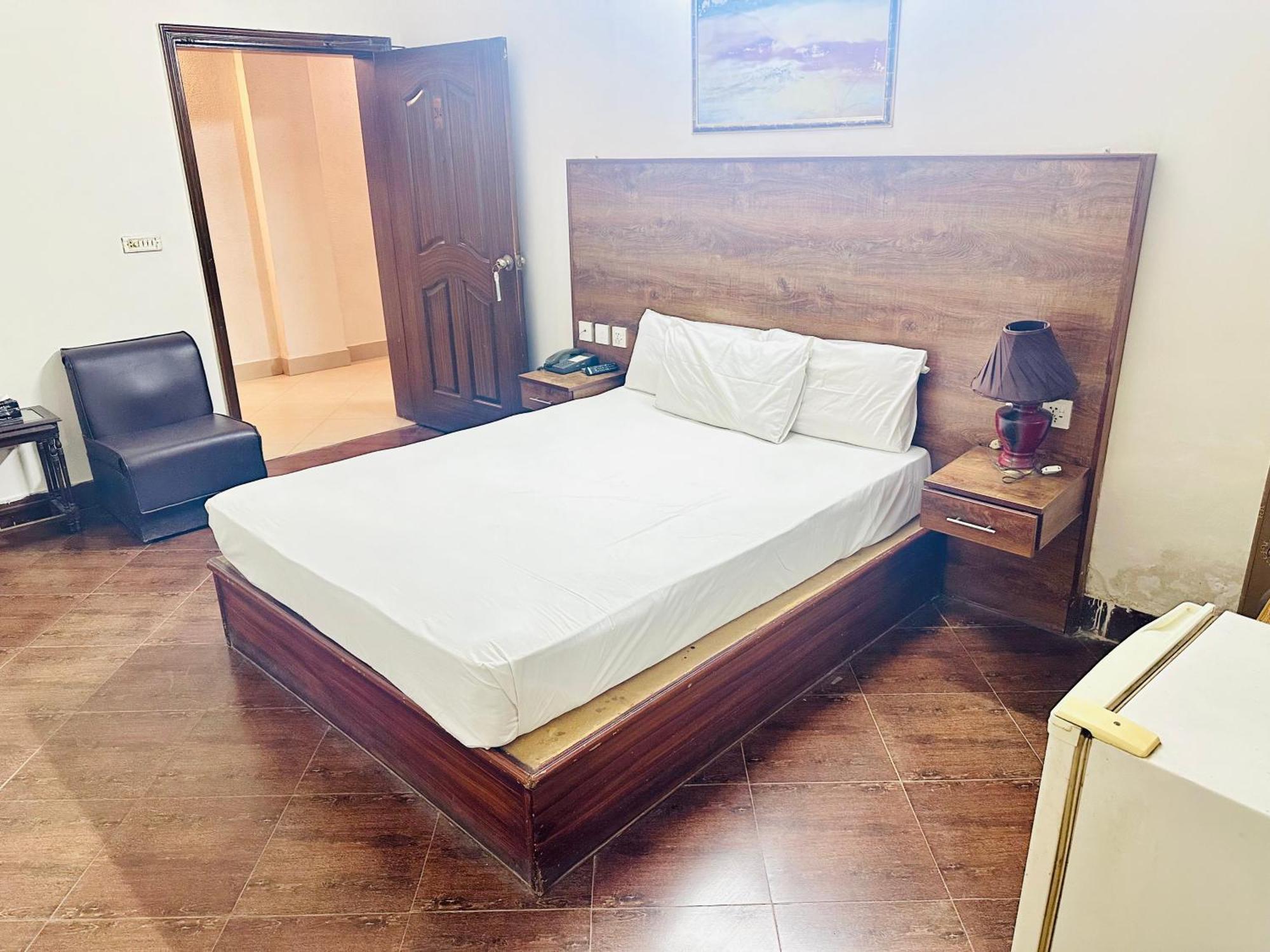 Fiesta Inn Hotel & Resorts Мултан Экстерьер фото