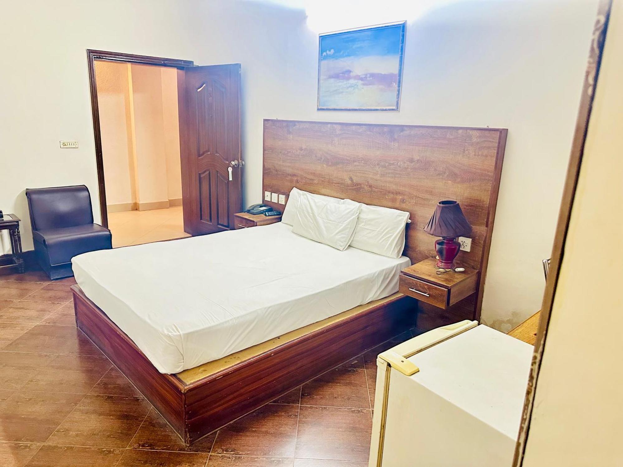 Fiesta Inn Hotel & Resorts Мултан Экстерьер фото
