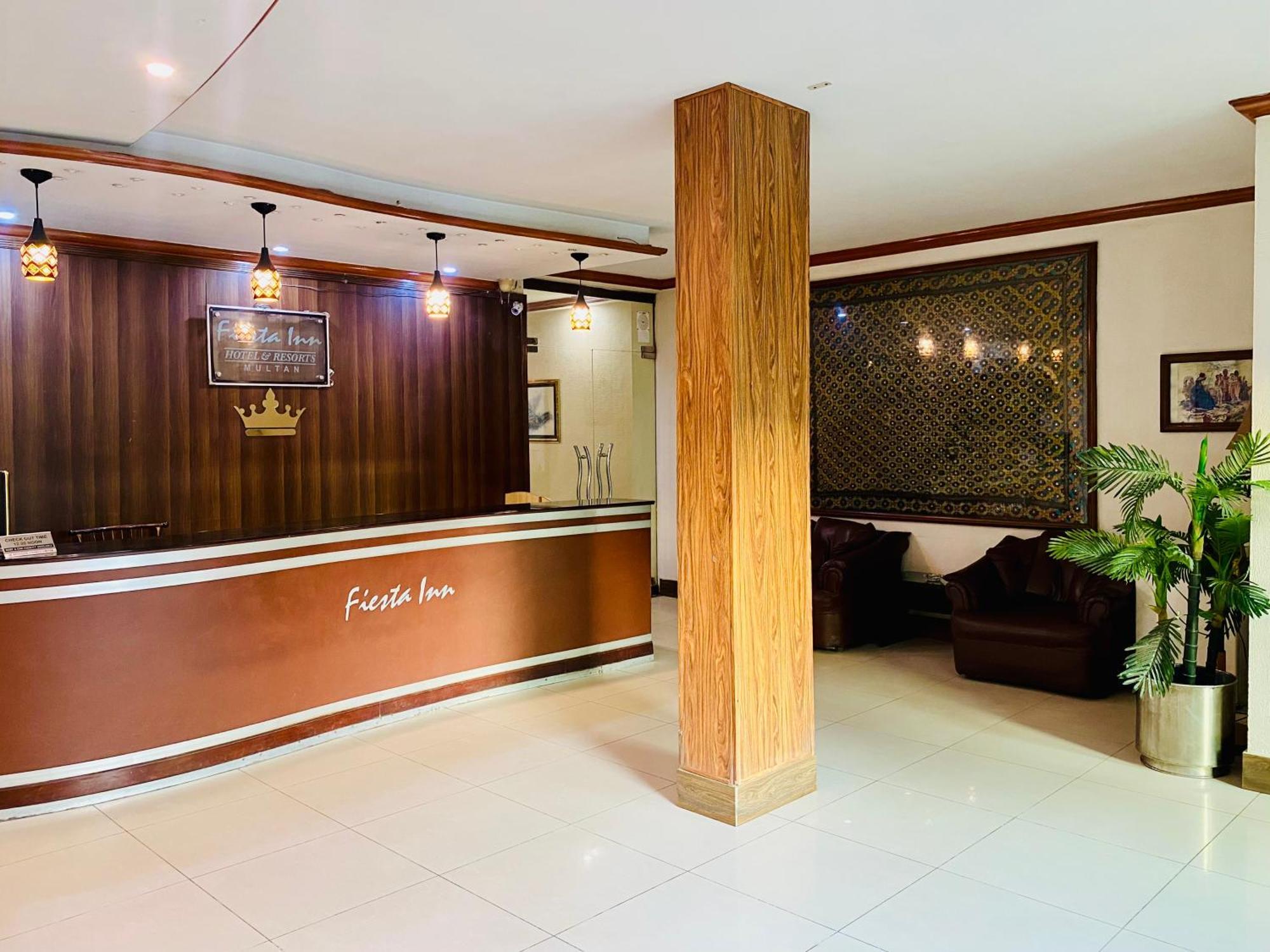 Fiesta Inn Hotel & Resorts Мултан Экстерьер фото