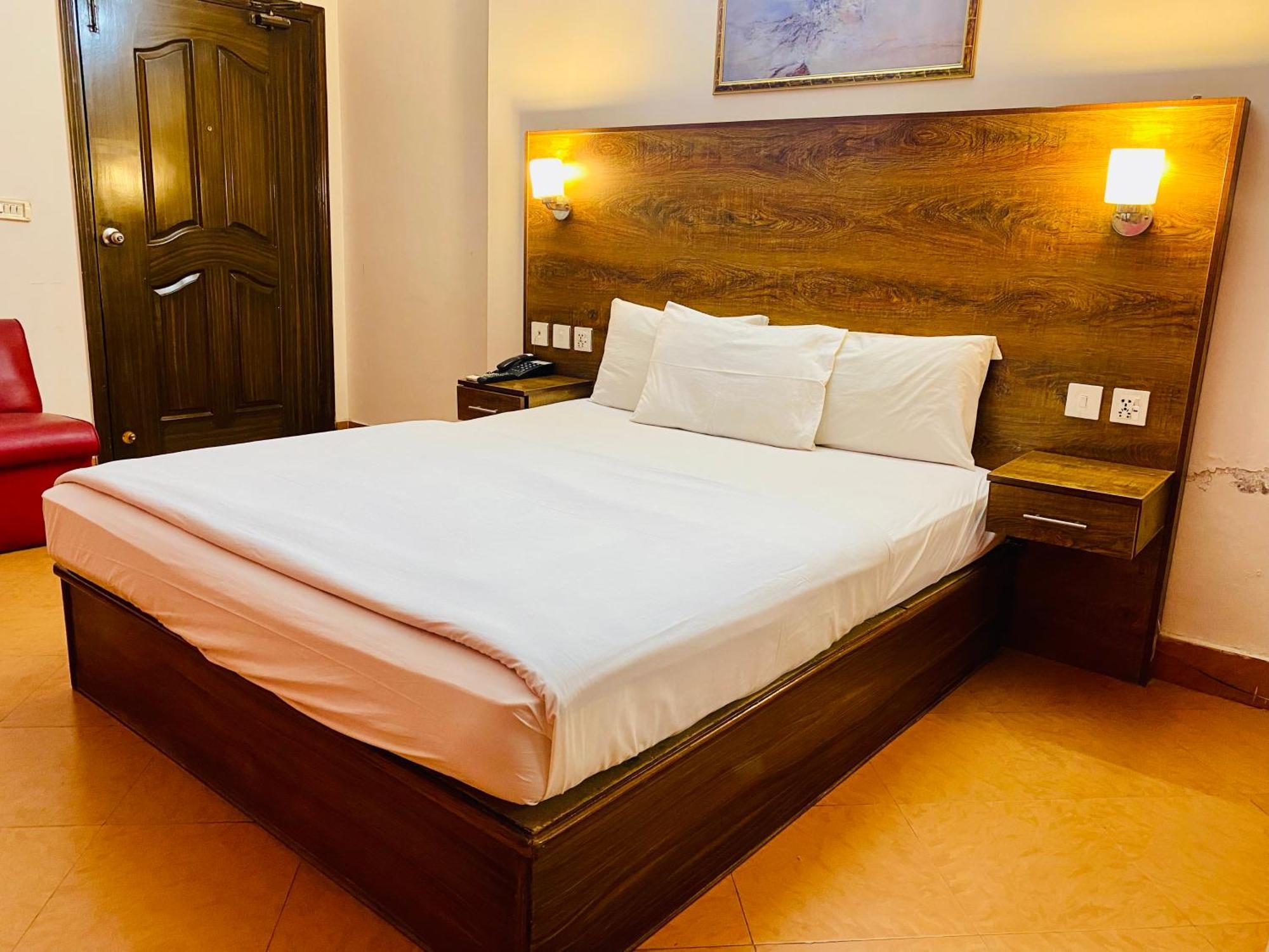 Fiesta Inn Hotel & Resorts Мултан Экстерьер фото