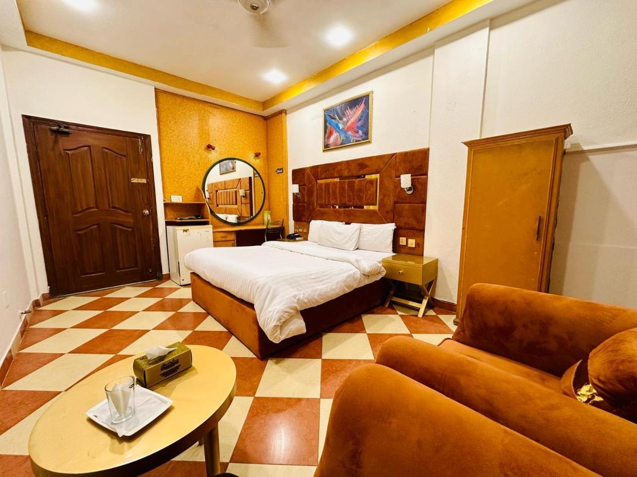 Fiesta Inn Hotel & Resorts Мултан Экстерьер фото